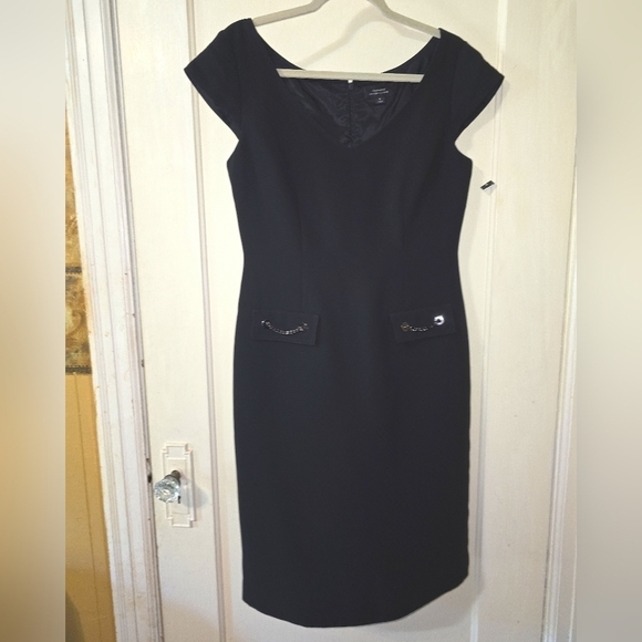 Tahari V-Neck Sheath Dress with Chain Accents & Faux Pockets Size 8 NWT - Picture 1 of 11